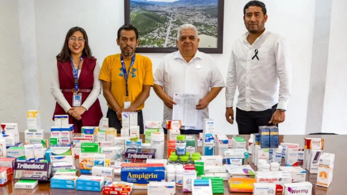 Entrega Gustavo Alarcón medicamentos a familias de Rincón de la Vía y La Esperanza en Chilpancingo