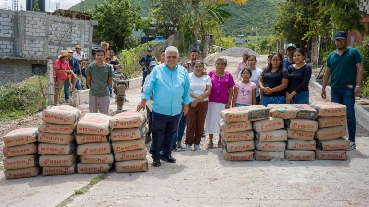 Gustavo Alarcón impulsa obra en Chilpancingo; entrega dos toneladas de cemento en Tepolcongo