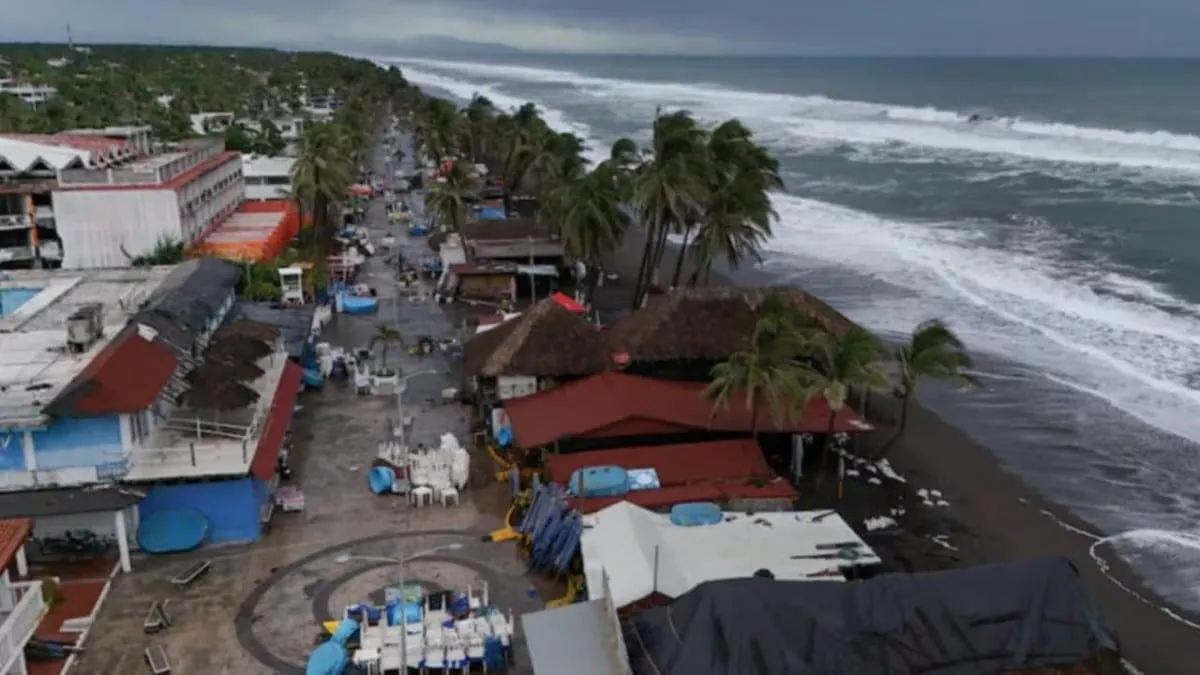 Huracán Simón desciende a categoría 2, pero amenaza con impactar Mazatlán; reportan dos muertos y 10 desaparecidos