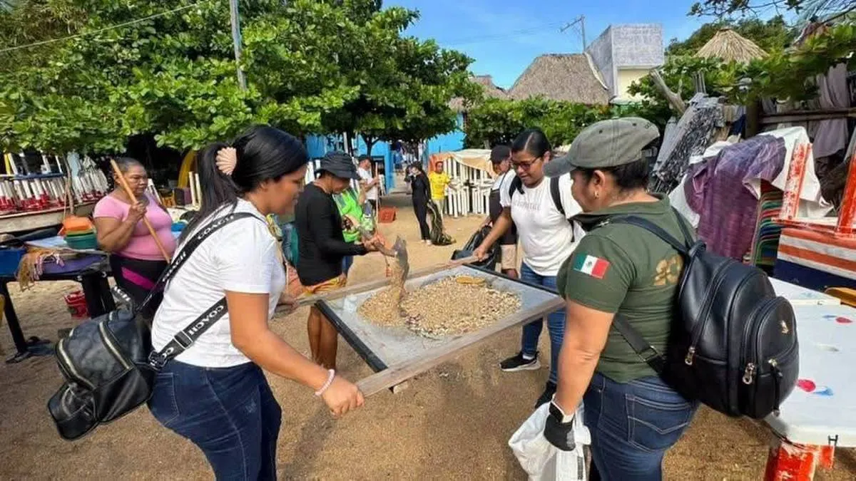 Retiran plásticos de playa Caletilla en jornada de limpieza en Acapulco