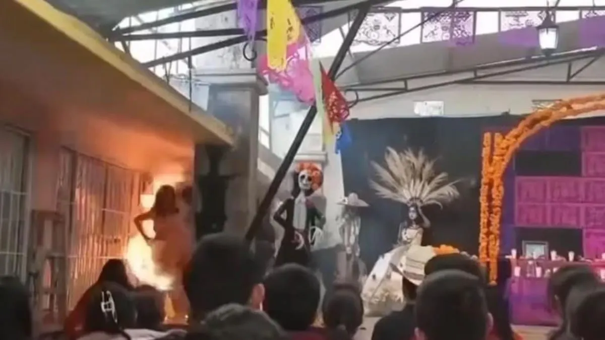 Vestido de alumna arde en llamas durante festival de Día de Muertos en Hidalgo; sufre quemaduras graves