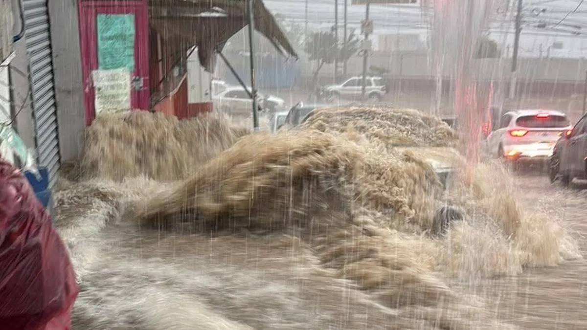 Lluvias de Simón inundan Acapulco: vehículos varados, derrumbes y caos vial; suspenden clases para este viernes