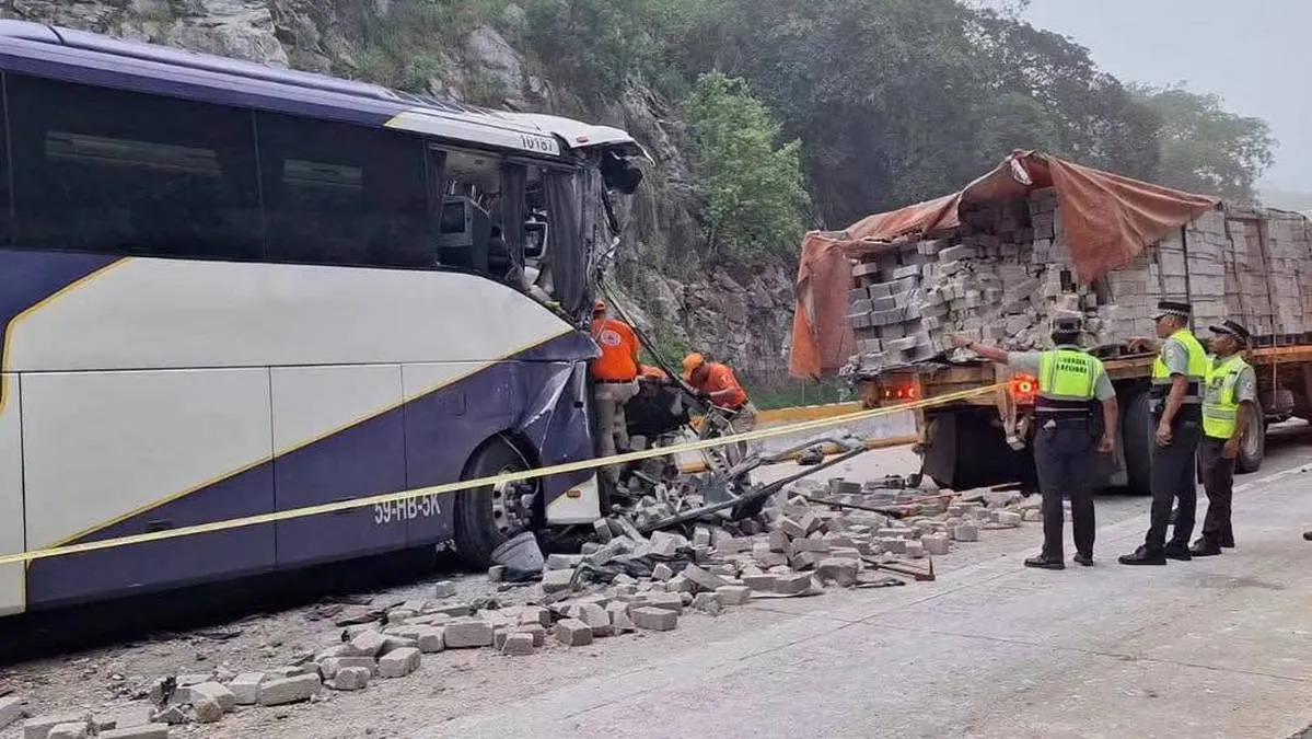 Mueren chofer y pasajero de autobús tras choque en la Autopista del Sol