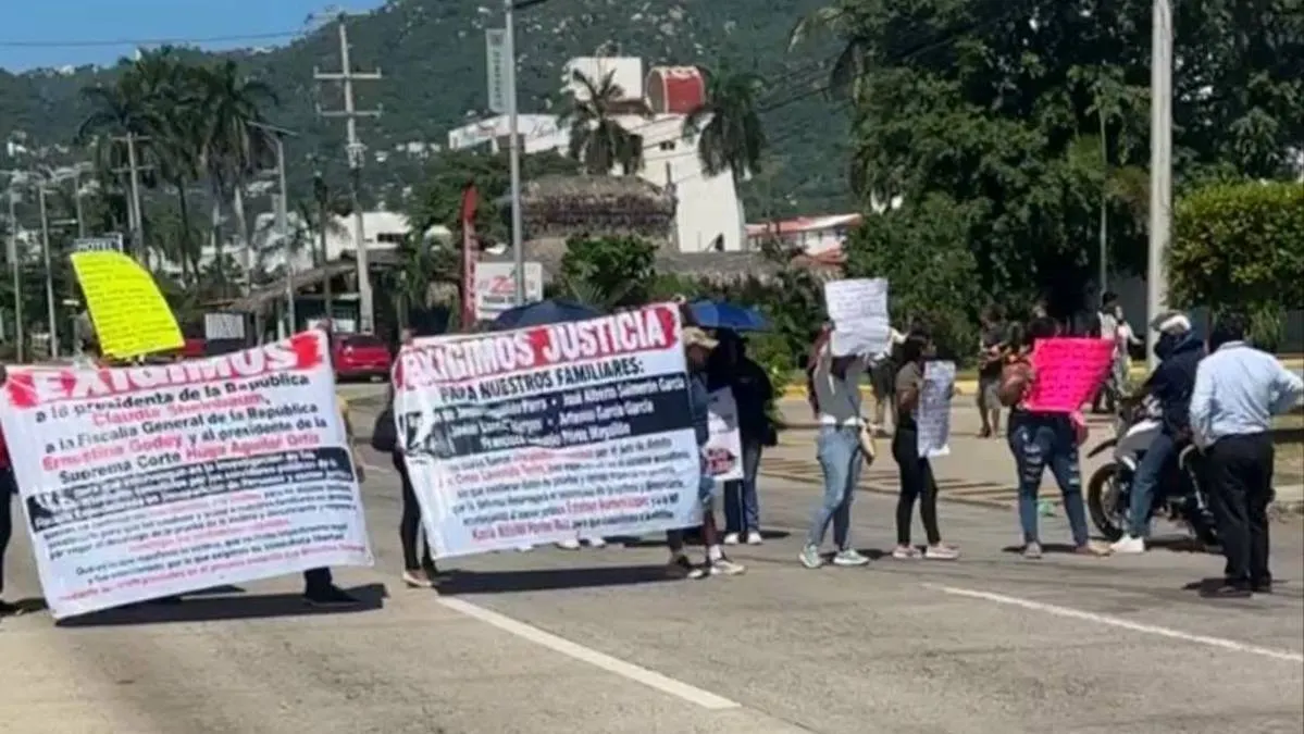 Familiares de cinco policías acusados de desaparición forzada bloquean bulevar en Acapulco