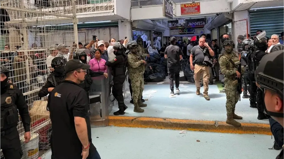 Aseguramiento de 9 mil 18 artículos deportivos presuntamente apócrifos en el barrio de Tepito.