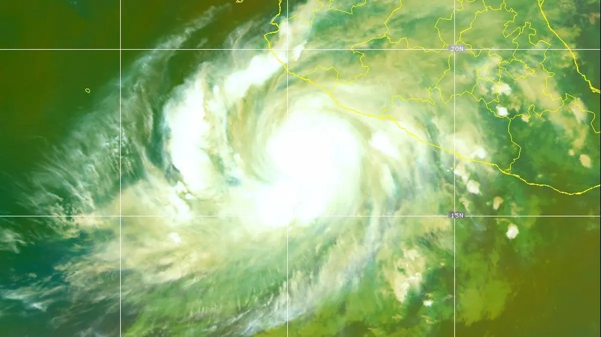 Huracán Simón alcanza vientos de 175 km/h; amenaza con lluvias extremas en el Pacífico mexicano