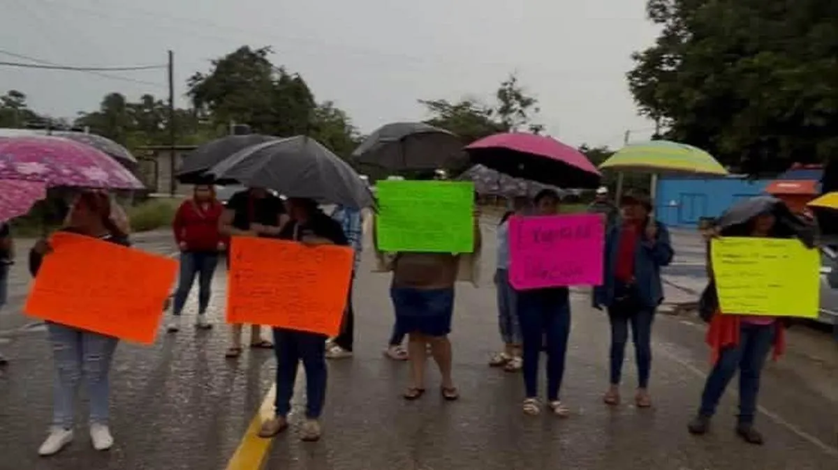 Bloquean por horas la Acapulco-Zihuatanejo por falta de maestros en una secundaria