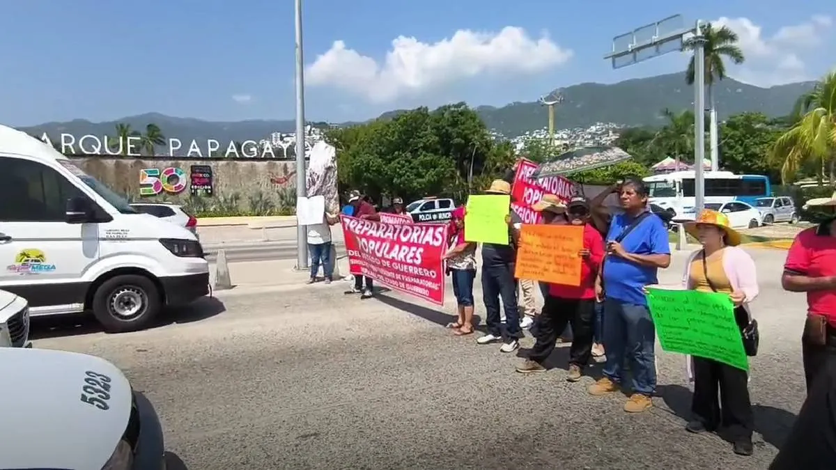 Maestros de preparatorias populares bloquean la Costera de Acapulco por falta de pago