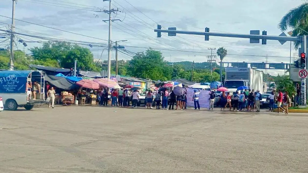 Padres y maestros bloquean bulevar Vicente Guerrero en Acapulco; exigen techado para primaria