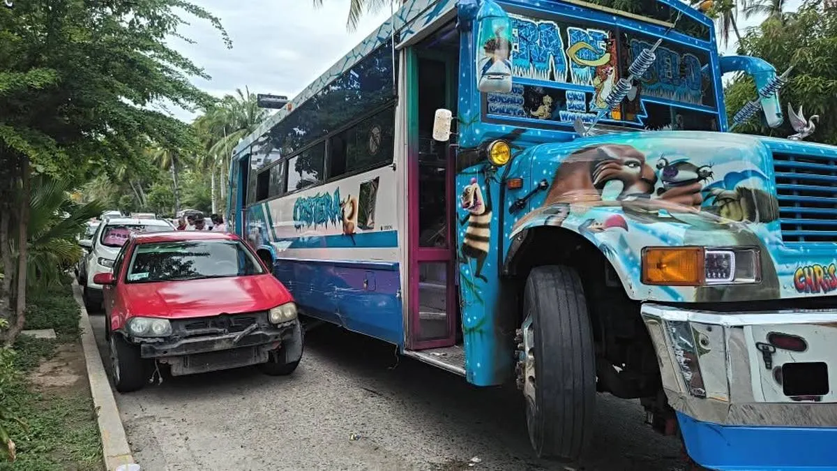 Urbano choca contra seis vehículos y una moto en la Costera de Acapulco