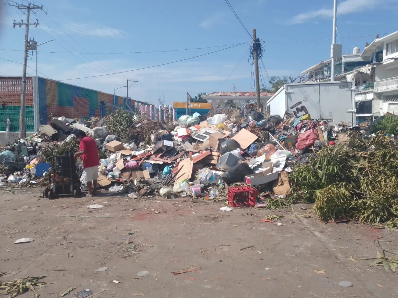 Olores fétidos invaden las calles de Acapulco, a casi una semana de “Otis”