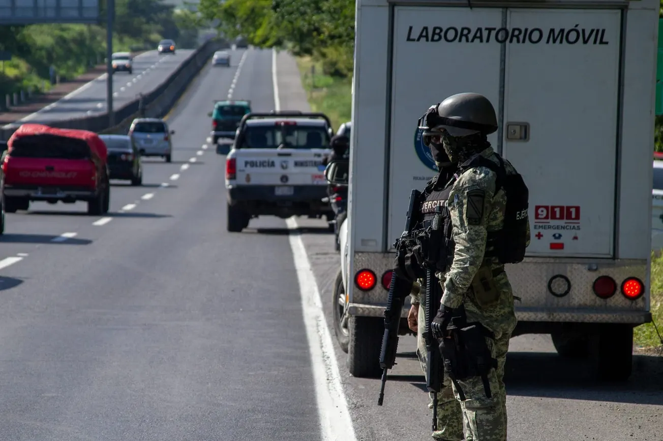 Hallan a un hombre asesinado en la Autopista del Sol en Chilpancingo