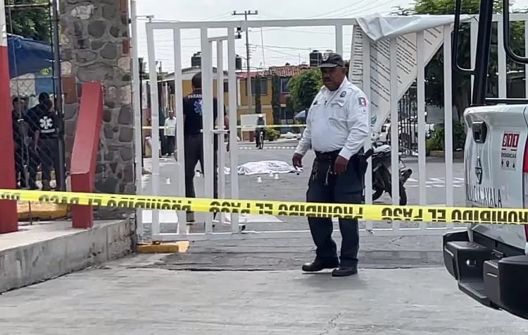 Matan a hombre afuera de secundaria en Morelos; alumnos entran en pánico