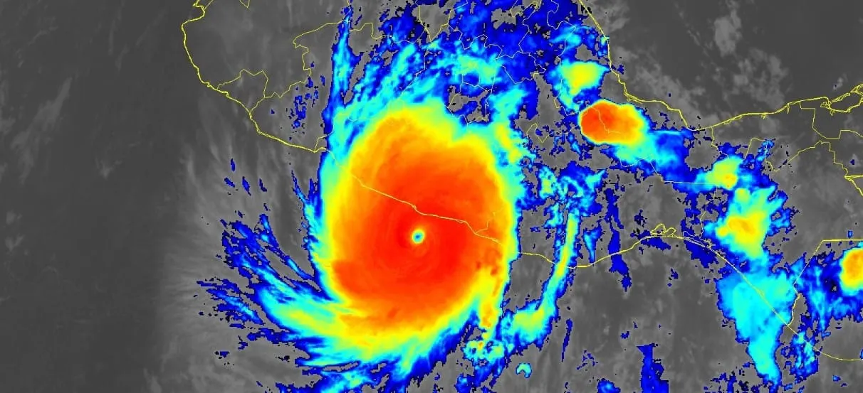 El huracán Otis, categoría 5, llega a Guerrero