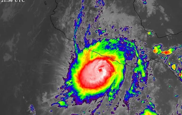 Otis se convirtió en huracán categoría 2 y está cerca de Acapulco
