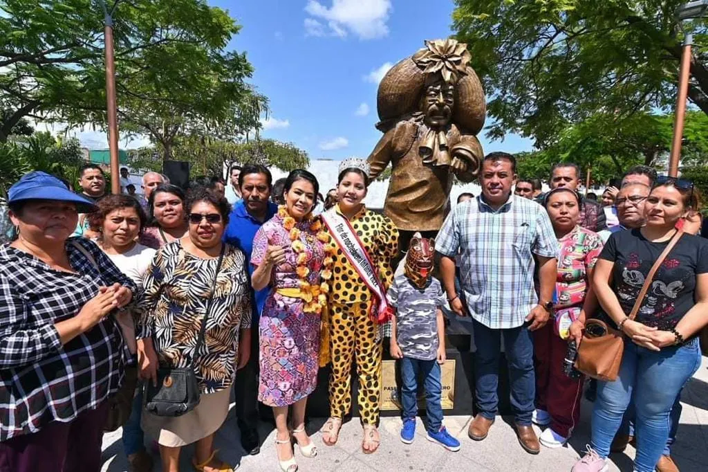 Devela Norma Otilia monumento «El Paseo del Tlacololero» en Chilpancingo