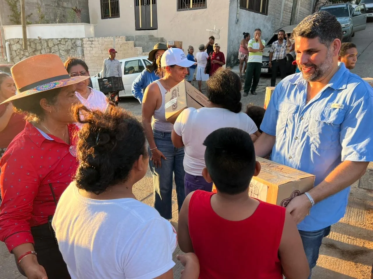 Entrega asociación de Ebrard más de dos mil despensas en colonias de Acapulco afectadas por Otis