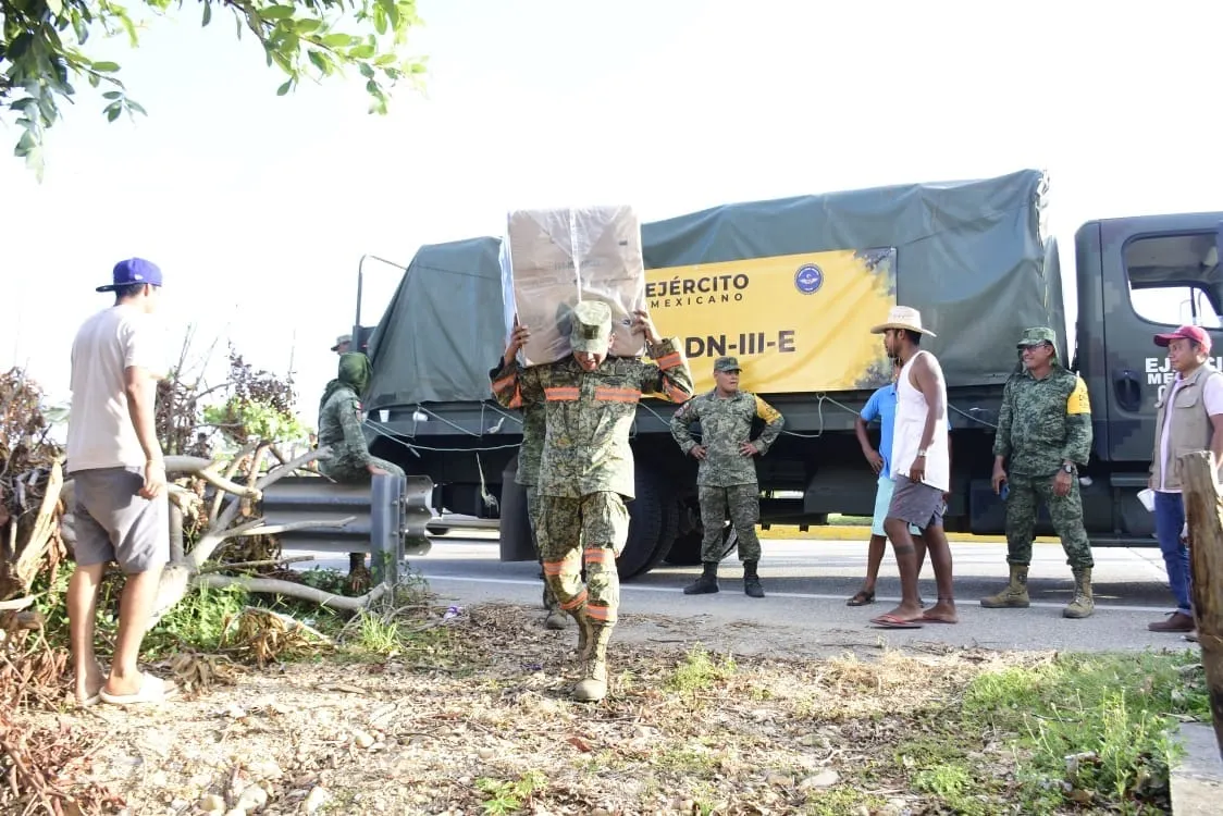 Entrega el Ejército los primeros 148 enseres en Barra Vieja, Acapulco