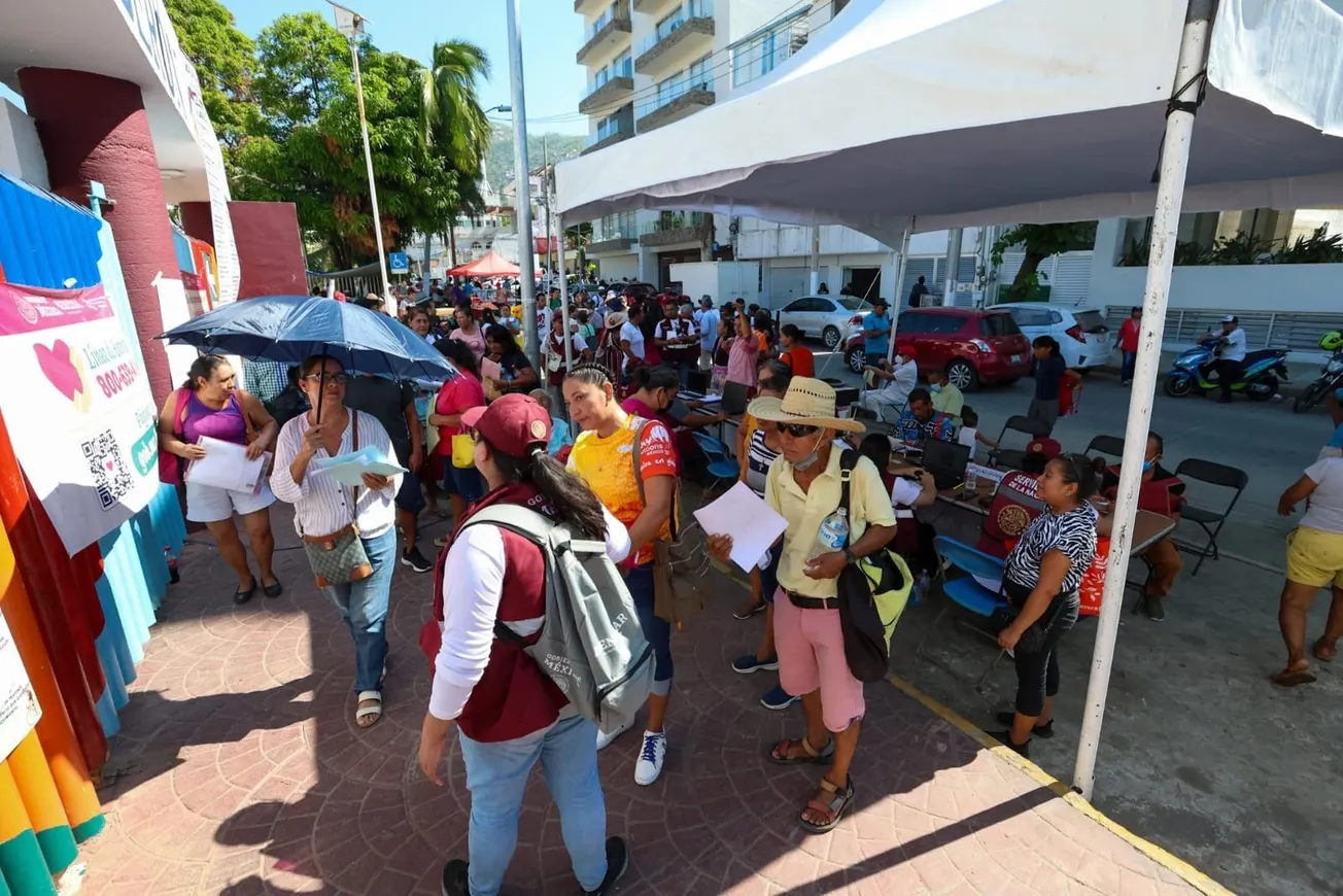 Inicia entrega de apoyos para limpieza a damnificados por Otis en Acapulco y Coyuca