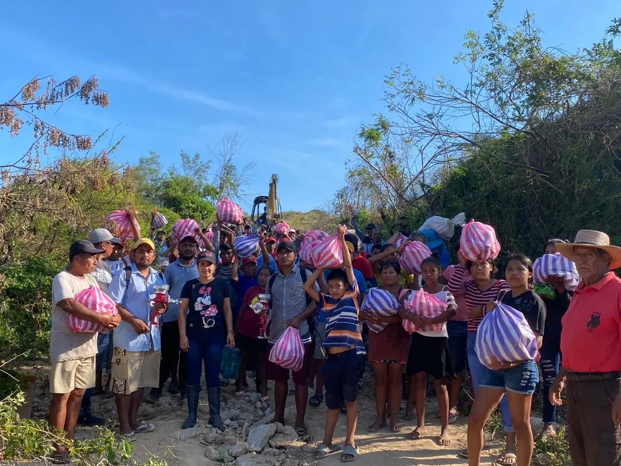 Instala Yoloczin un comedor comunitario en El Veladero para las familias damnificadas