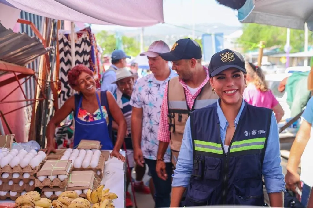 Entrega Evelyn 25 calles liberadas de escombros; se compromete a seguir brigadas