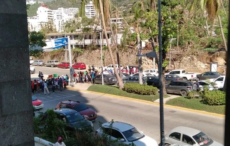 Bloqueos desquician avenida Costera de Acapulco