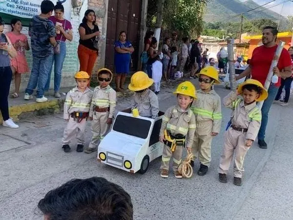 Niños de Guerrero homenajean a la CFE en desfile del 20 de Noviembre