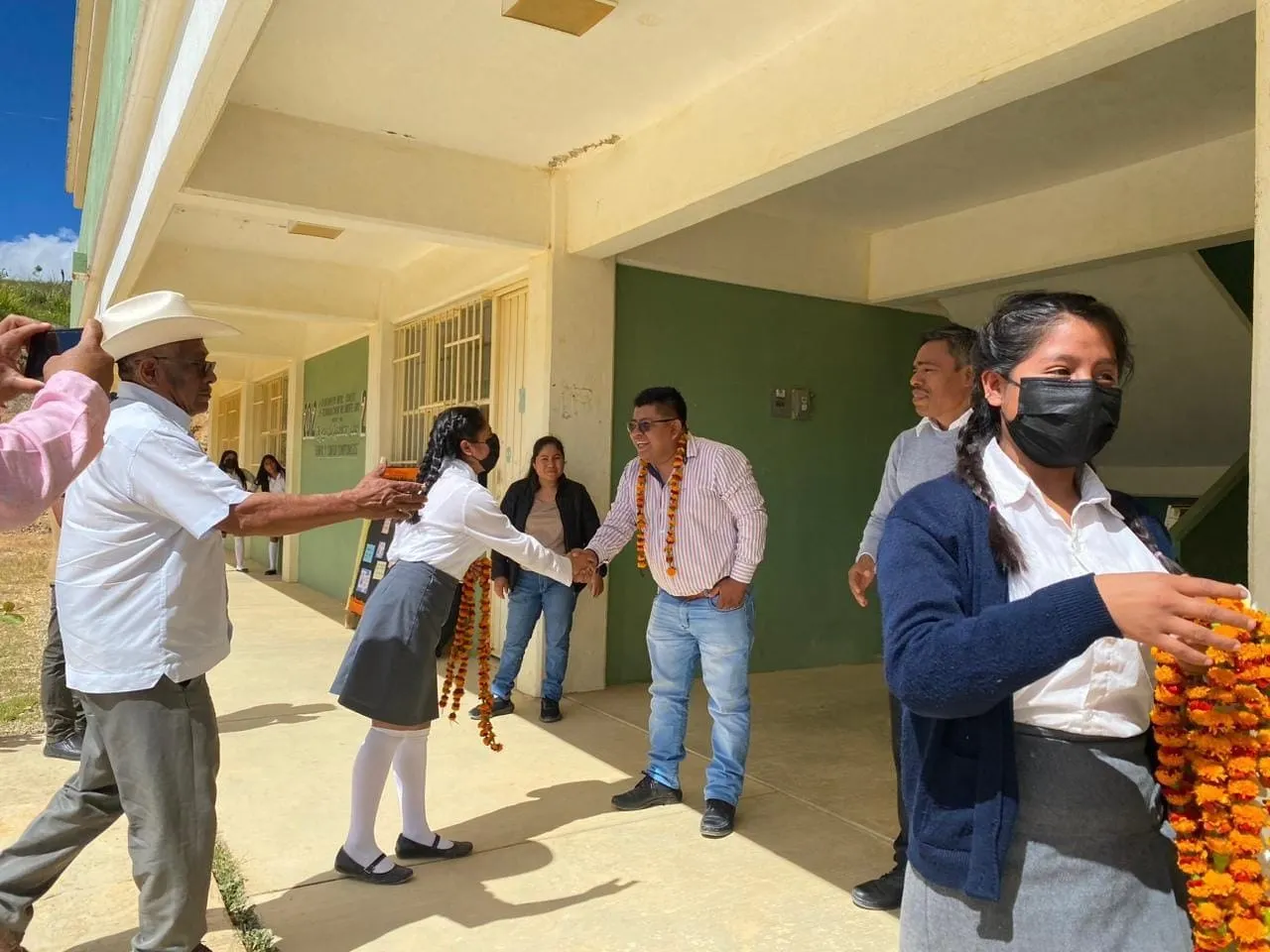 Visita Masedonio Mendoza centros educativos en Tlapa
