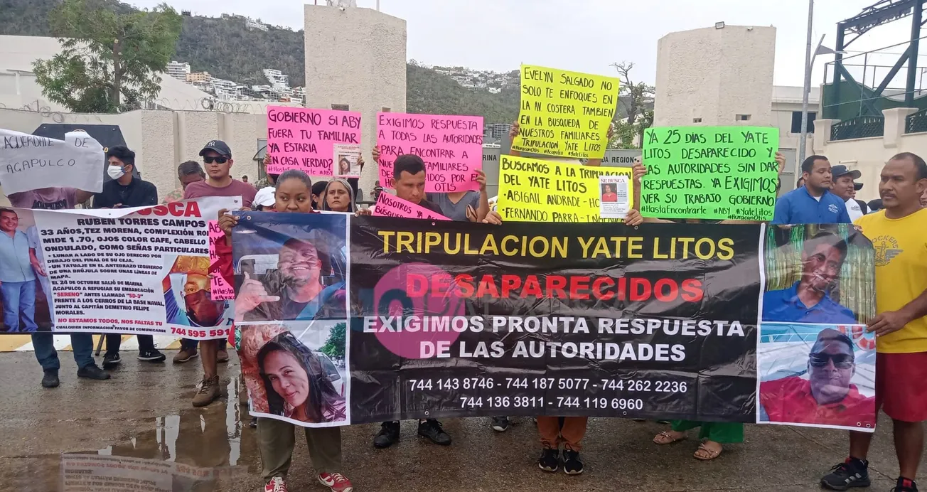 Protestan familiares de desaparecidos por Otis, hoteleros y políticos en visita de AMLO a Acapulco