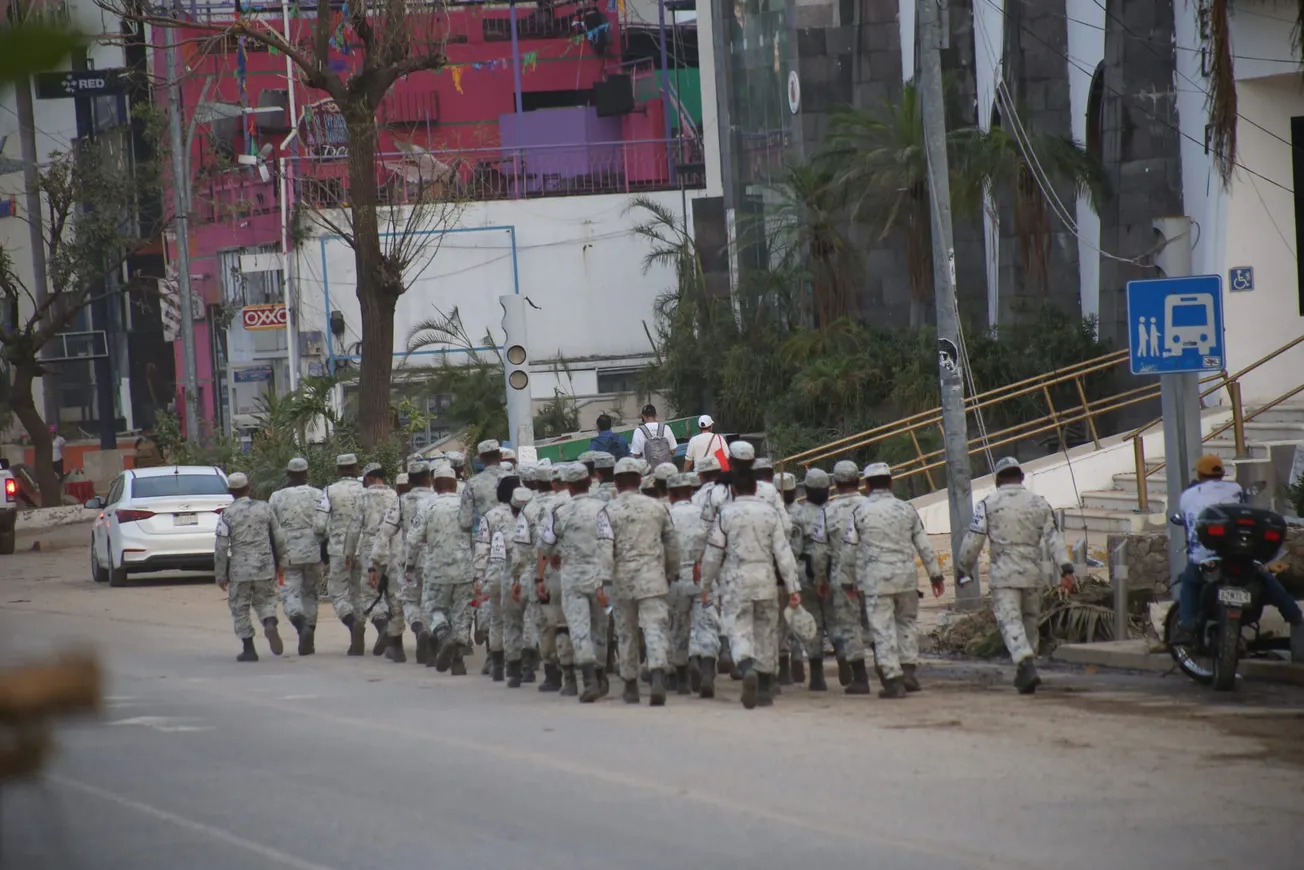 Refuerzan Acapulco con casi 10 mil efectivos de la Guardia Nacional, tras el azote de Otis