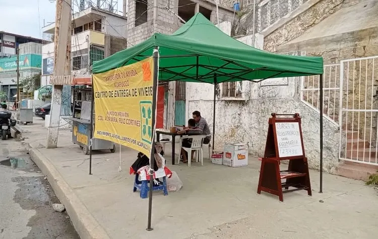 Maestro imparte clases en la banqueta a niños afectados por Otis