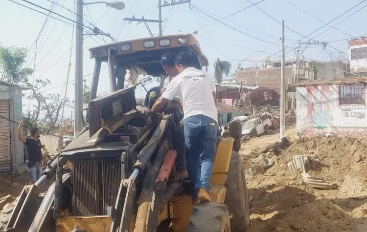Limpia equipo de Yoloczin Domínguez calles de colonia Independencia tras Otis