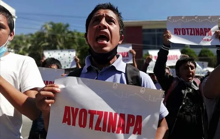 Normalistas de Ayotzinapa lanzan cuatro petardos a oficinas del PRD en Chilpancingo