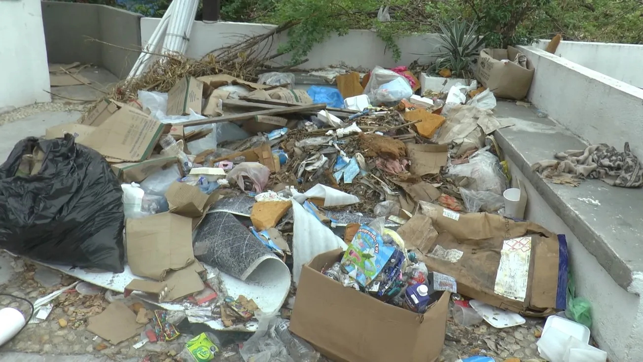 Permanecen toneladas de basura en calles de Acapulco
