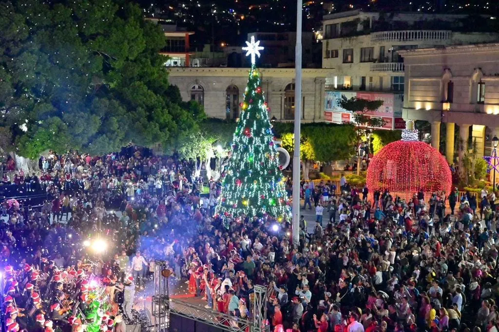 Reciben la Navidad en Chilpancingo con encendido del pino en el zócalo