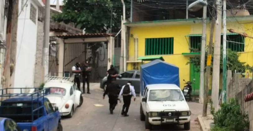 Hallan restos humanos en camioneta de ruta alimentadora en la Progreso de Acapulco