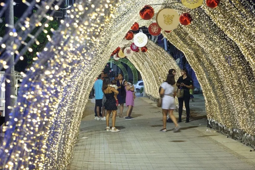 Llega la Navidad al puerto de Acapulco a más de un mes del huracán Otis