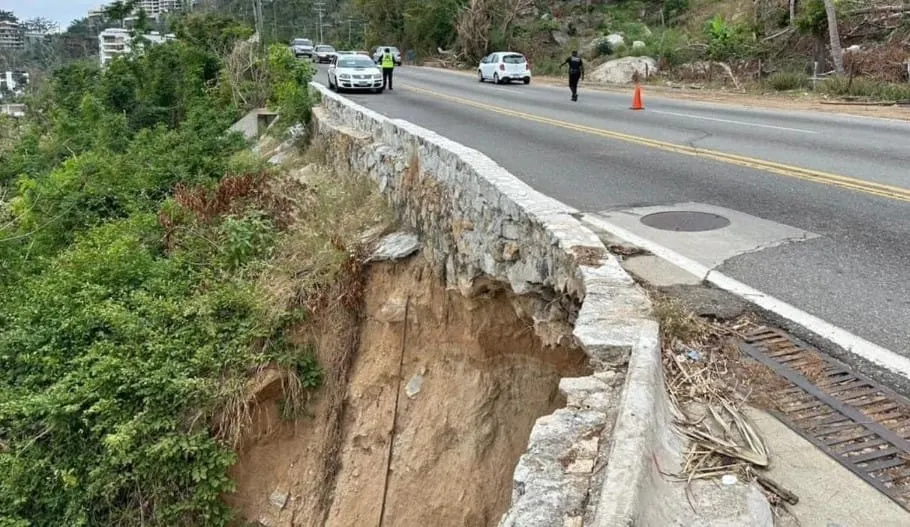 Por derrumbes, cierran parcialmente la Escénica de Acapulco