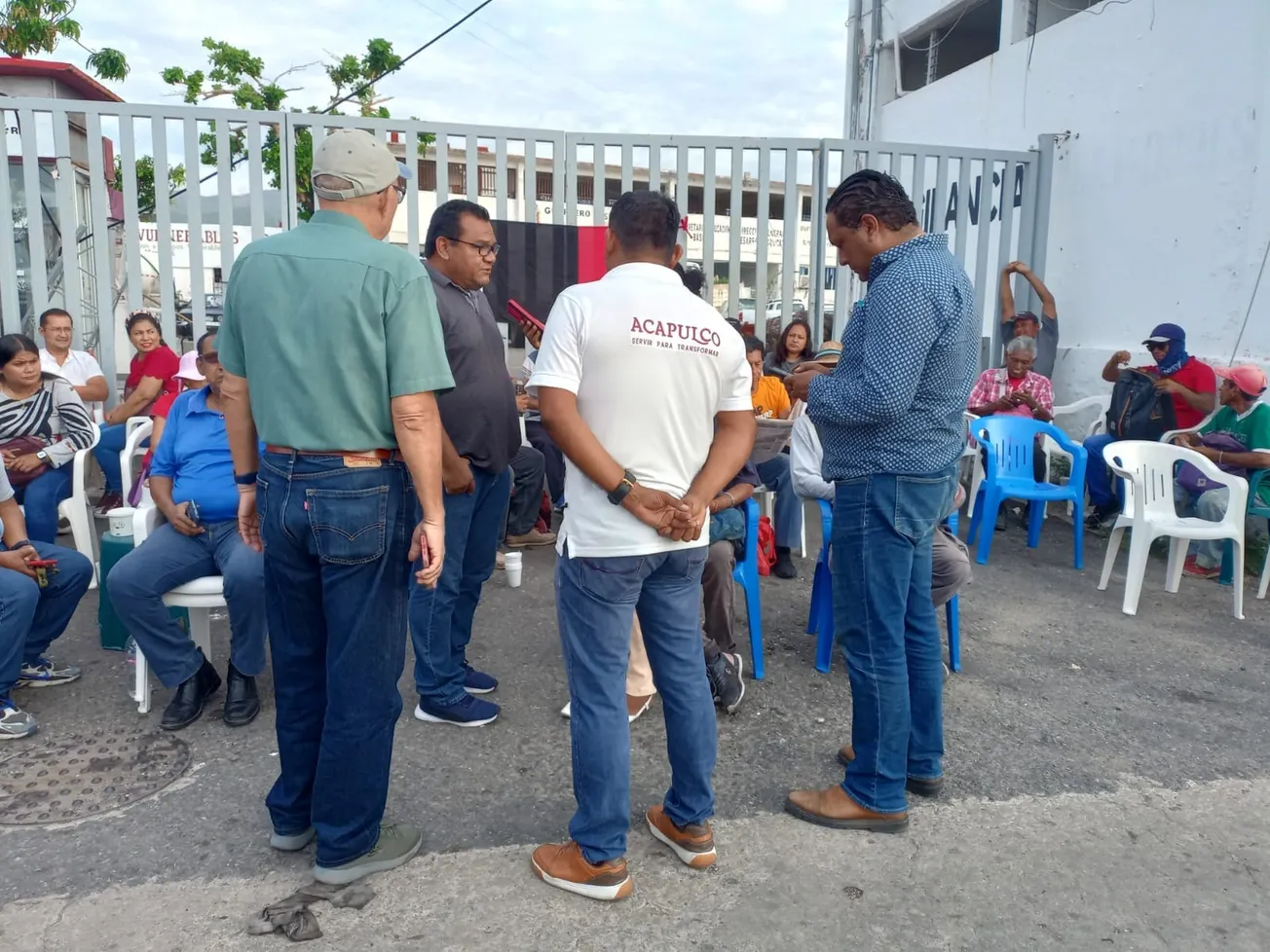 Exigen reinstalar a 10 trabajadores en el Ayuntamiento de Acapulco