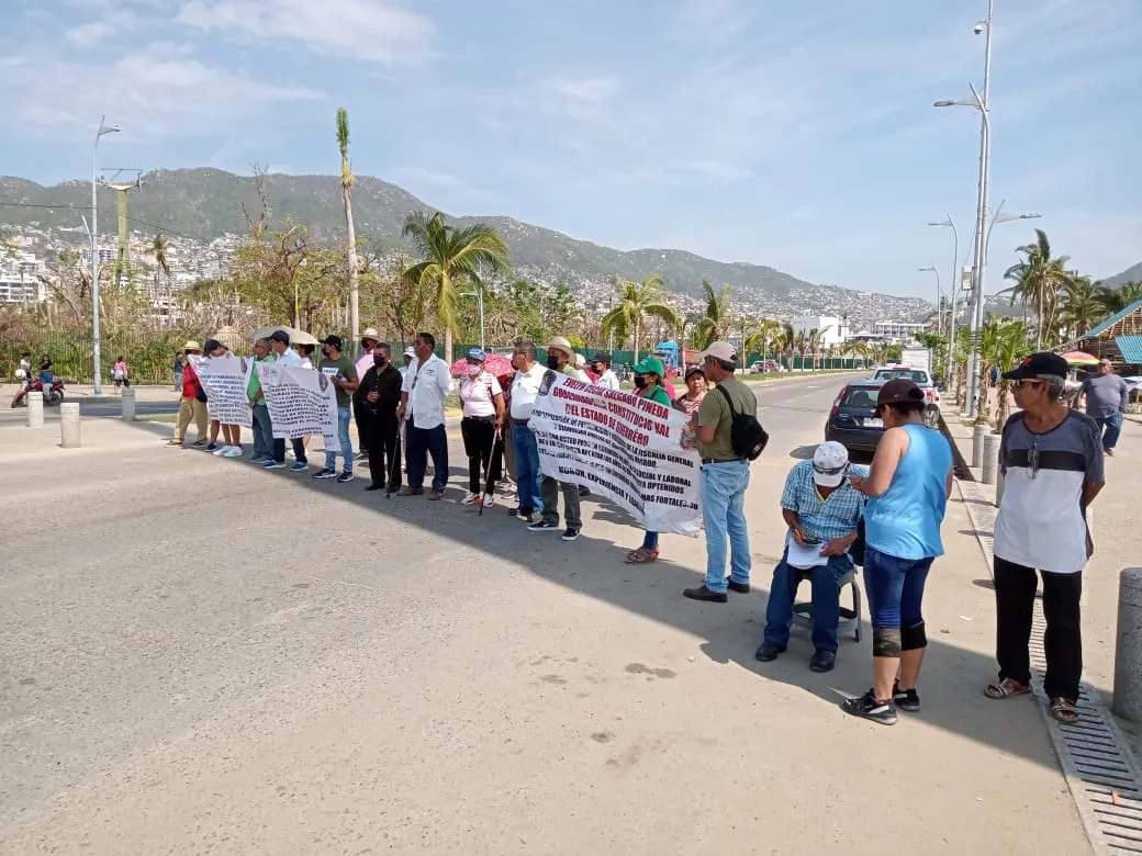 Jubilados de la FGE y la SSP bloquean la Costera de Acapulco
