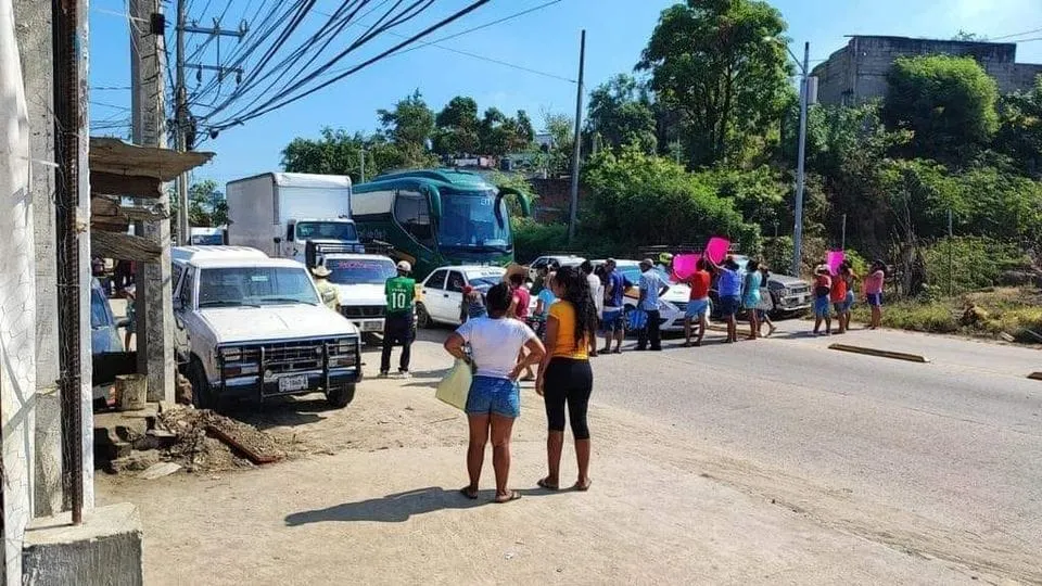 Bloquean Paso Limonero de Acapulco; exigen despensas y enseres