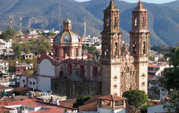 Hallan cuerpo desmembrado en dos bolsas abandonadas en Taxco