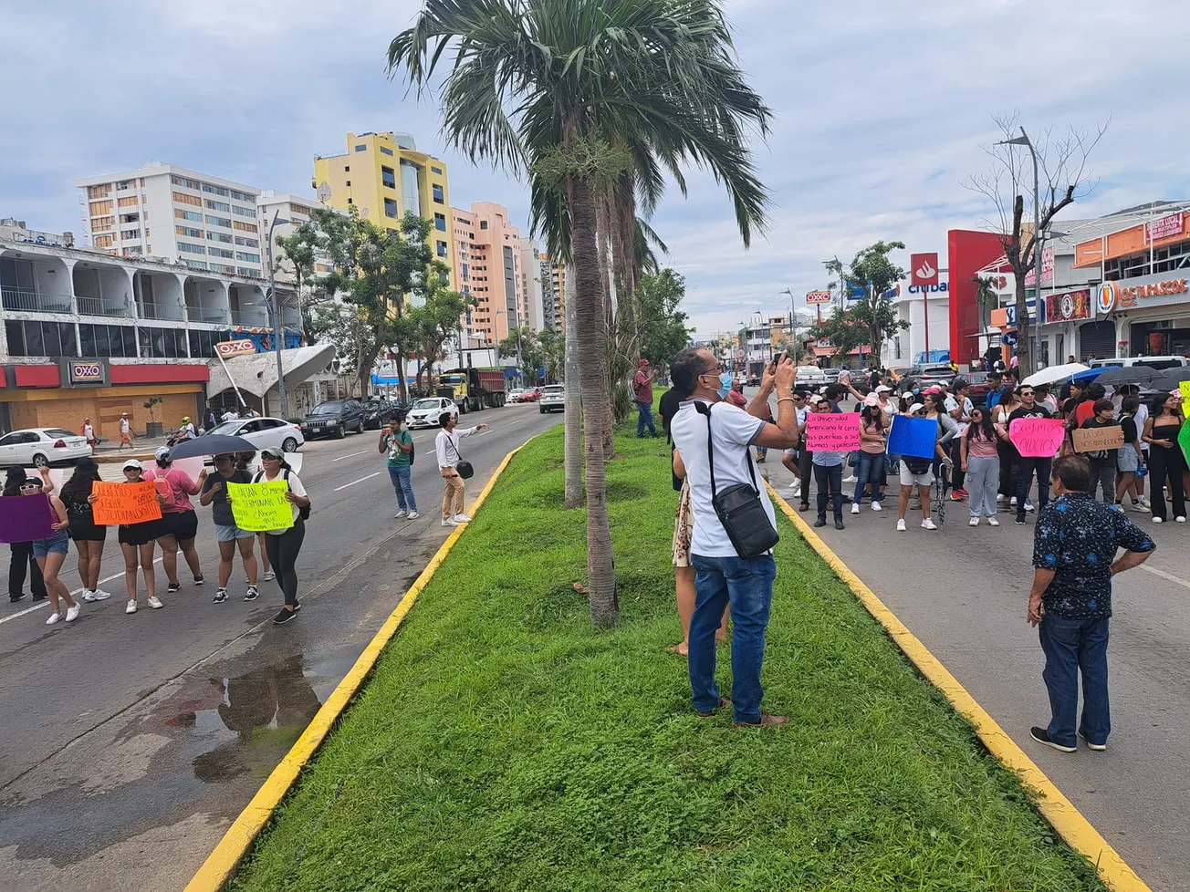 Bloquean alumnos de la Americana la avenida Costera de Acapulco