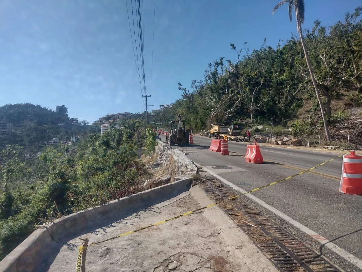 Inician los trabajos de reparación por socavón en la Escénica de Acapulco