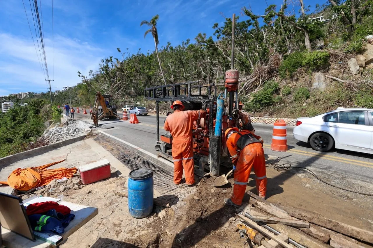 Siguen los trabajos de reparación del socavón en la avenida Escénica de Acapulco