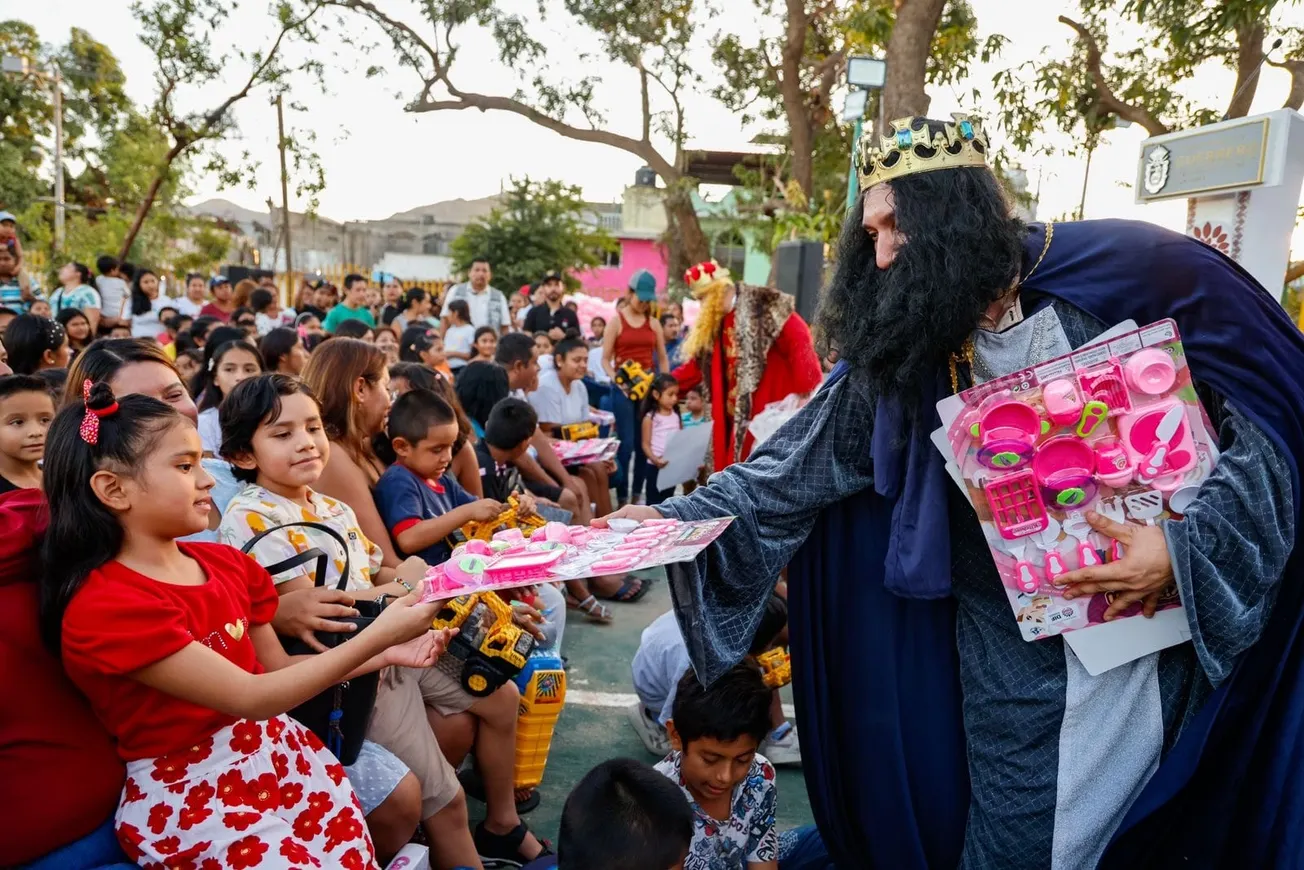 Llega la magia del Día de Reyes a las colonias afectadas por el huracán en Acapulco