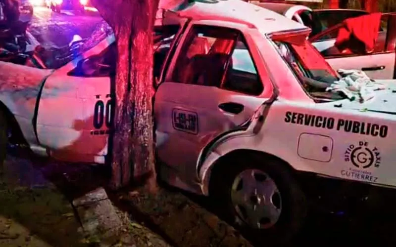 Conductor impacta taxi en Iguala y mata al chófer