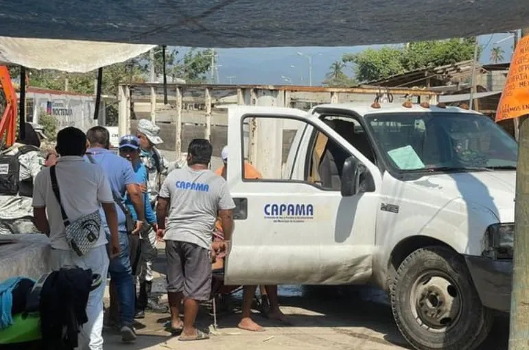 Casi se ahogan tres trabajadores de Capama en alcantarilla de Acapulco
