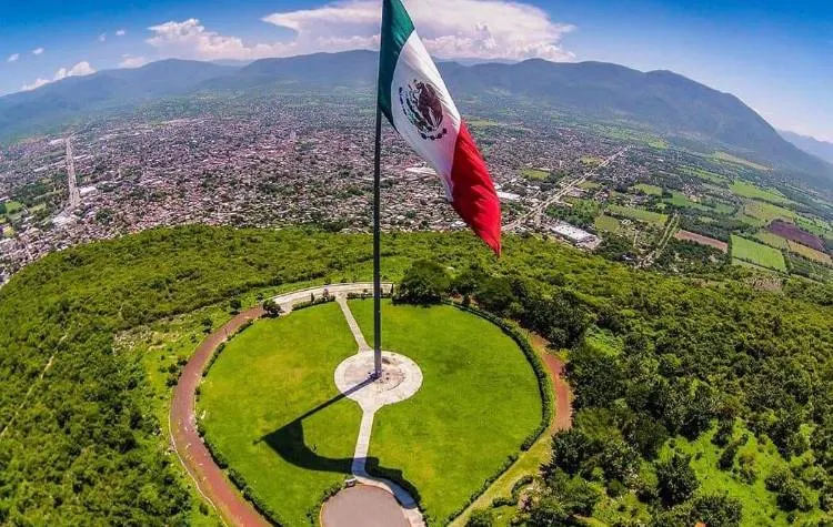 Inician reparación del Asta Monumental de Iguala