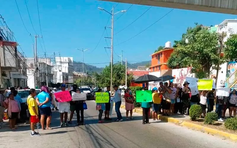 Bloquean la Ruiz Cortines de Acapulco por falta de agua